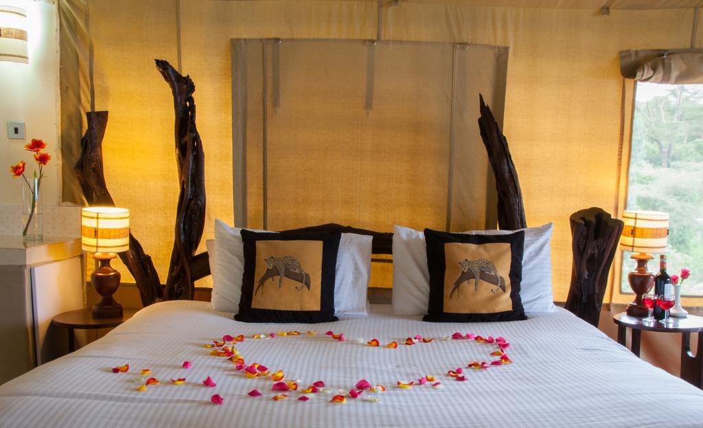 Crater Lake Tented Camp And Game Sanctuary ไนวาชา ภายนอก รูปภาพ